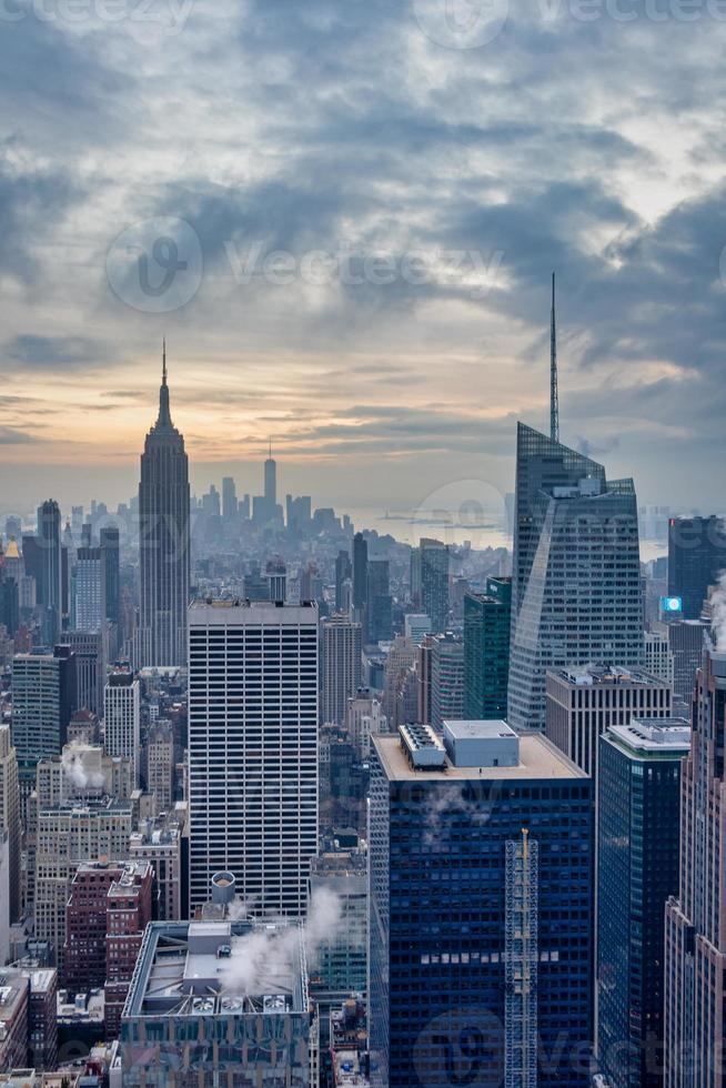 new yorks skyline från toppen av klippobservationsdäcket i rockefeller center solnedgångsvy med moln på himlen foto