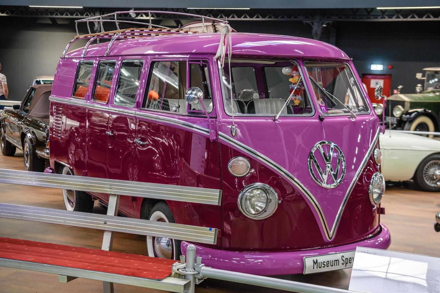 sinsheim, tyskland - maj 2022 rosa violett lila volskwagen vw bus t1 1866 foto