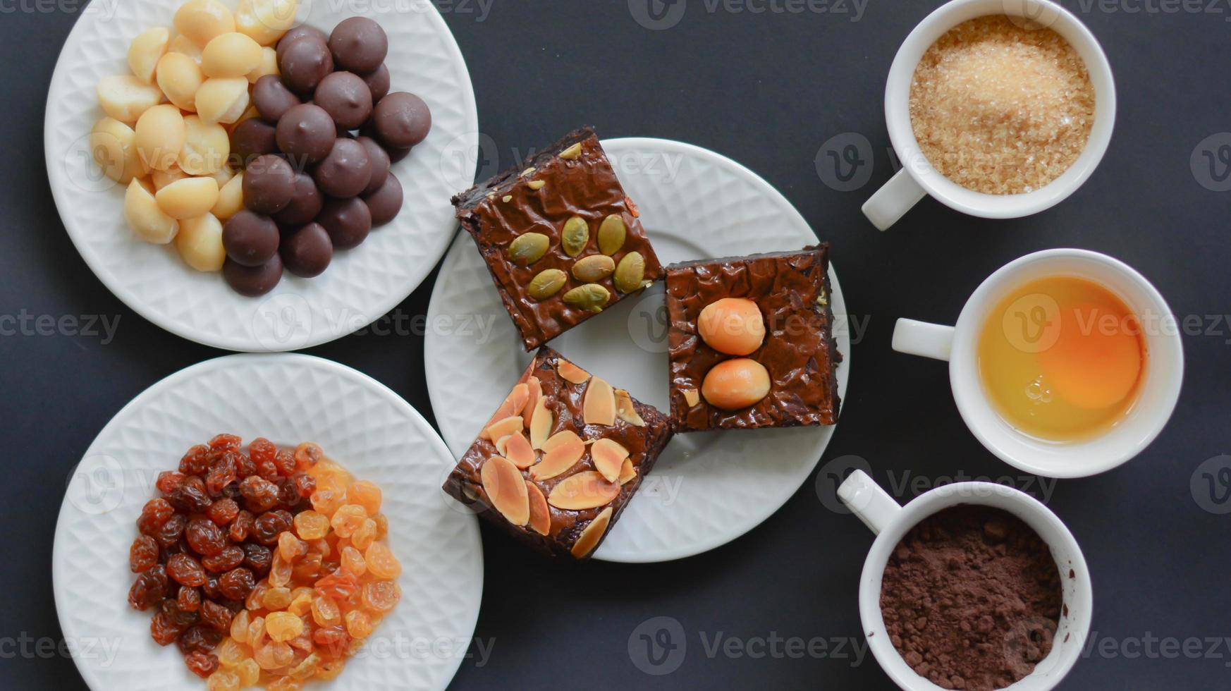 utsökt choklad brownie hemlagad, ingredienser av brownie, närbild fudge brownie, hemlagat bageri och dessert, bitar av färsk brownie, konfekt koncept. foto