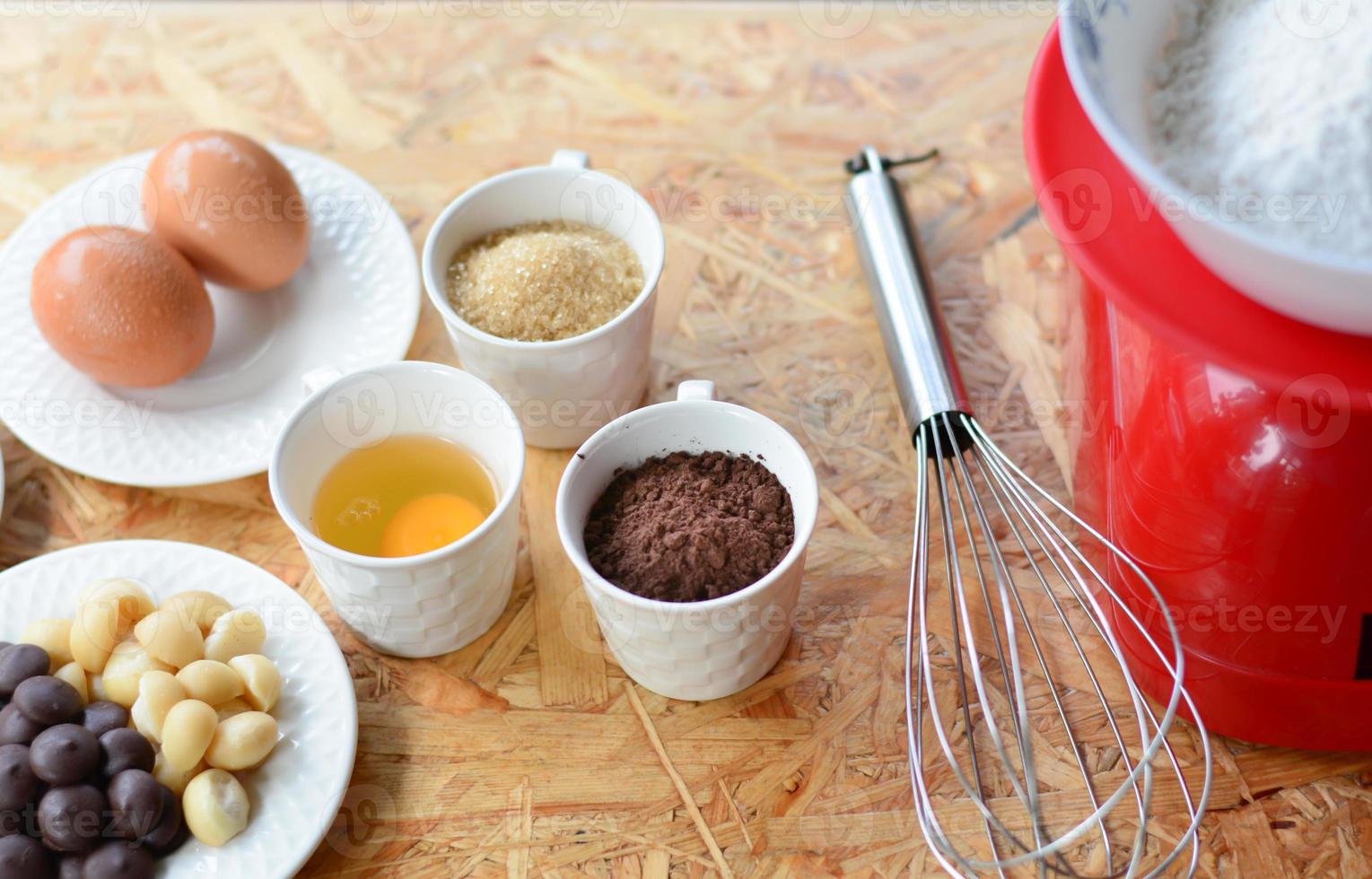 utsökt choklad brownie hemlagad, ingredienser av brownie, närbild fudge brownie, hemlagat bageri och dessert, bitar av färsk brownie, konfekt koncept. foto