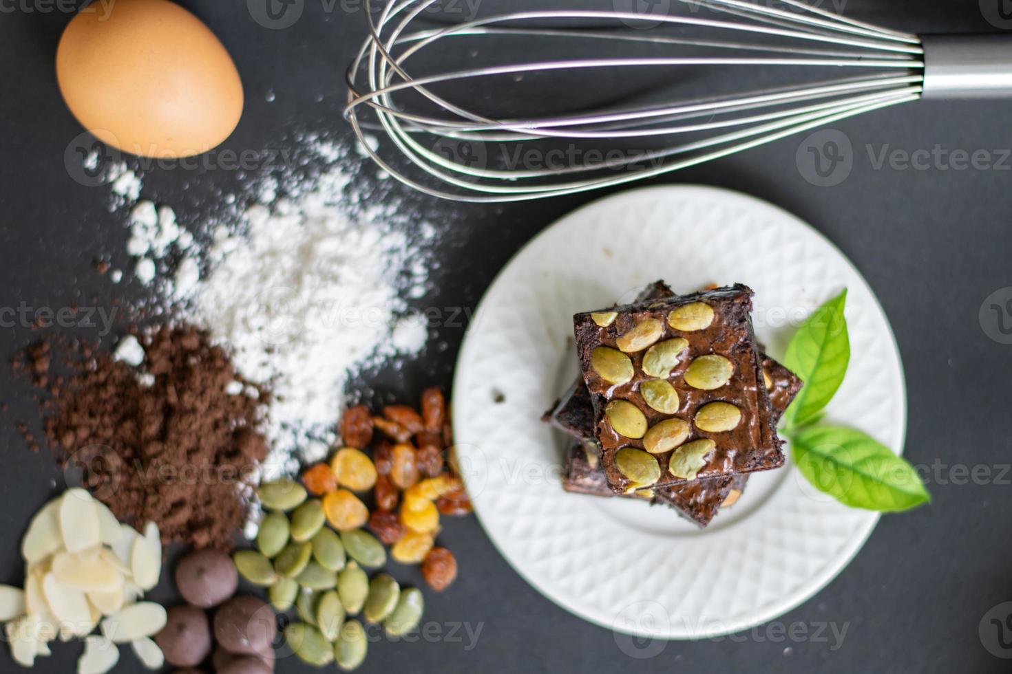 utsökt choklad brownie hemlagad, ingredienser av brownie, närbild fudge brownie, hemlagat bageri och dessert, bitar av färsk brownie, konfekt koncept. foto