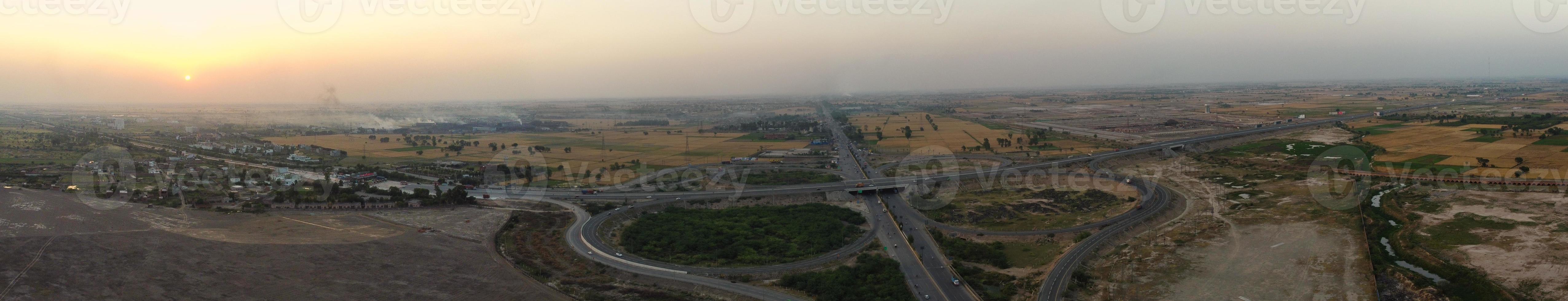 högvinkelbilder och flygfoto över pakistanska motorvägar m2 vid byn kala shah kaku till gt road lahore, industribyn punjab foto