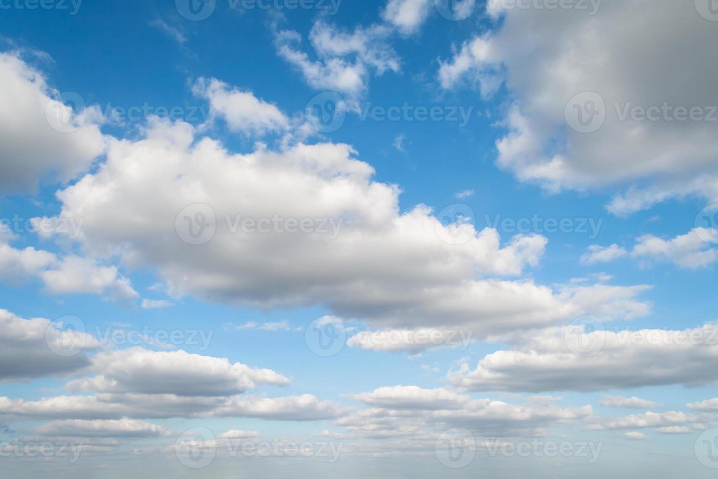 moln vita mjuka på den vidsträckta blå himlen foto