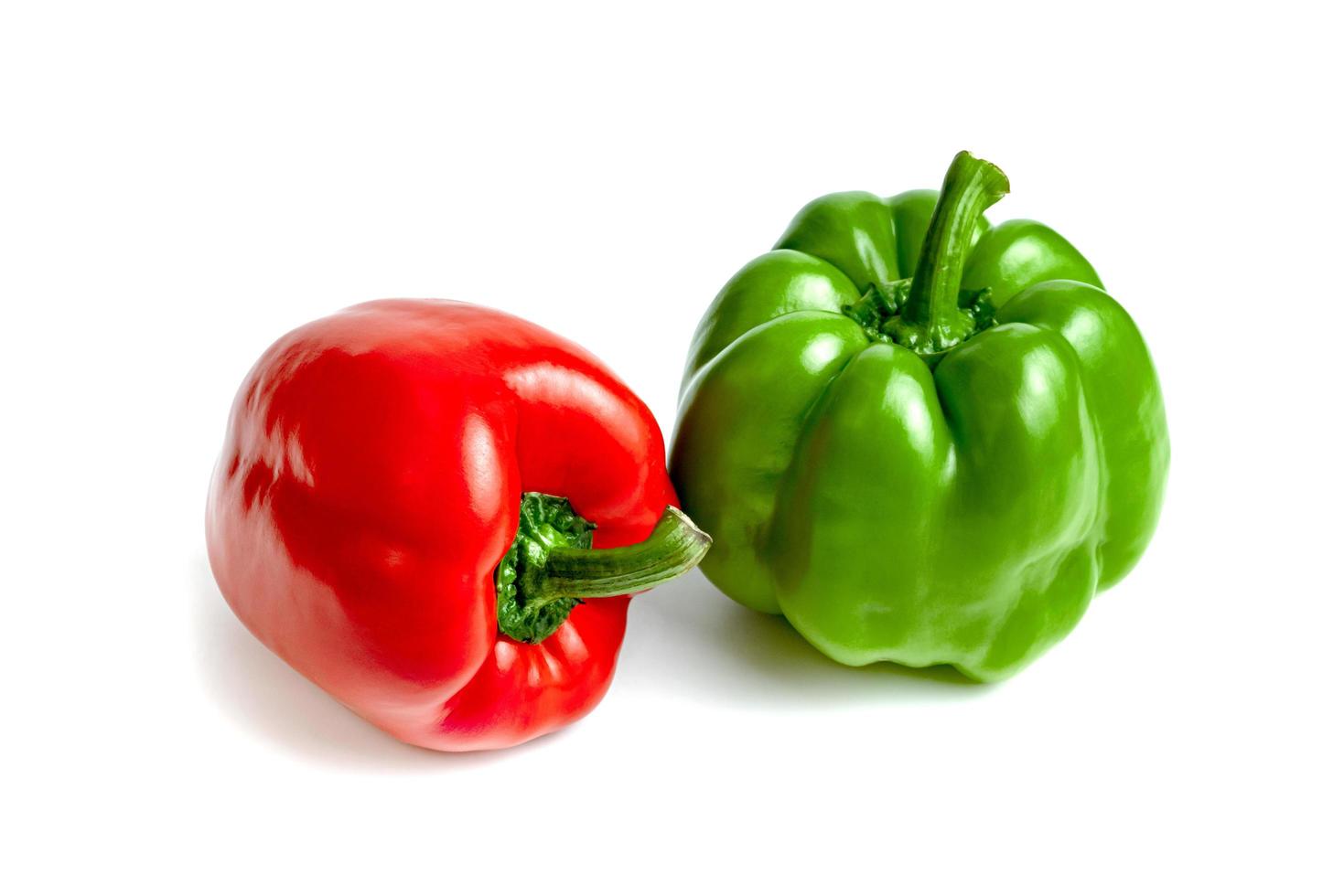 röd grön söt paprika isolerad på vit bakgrund foto