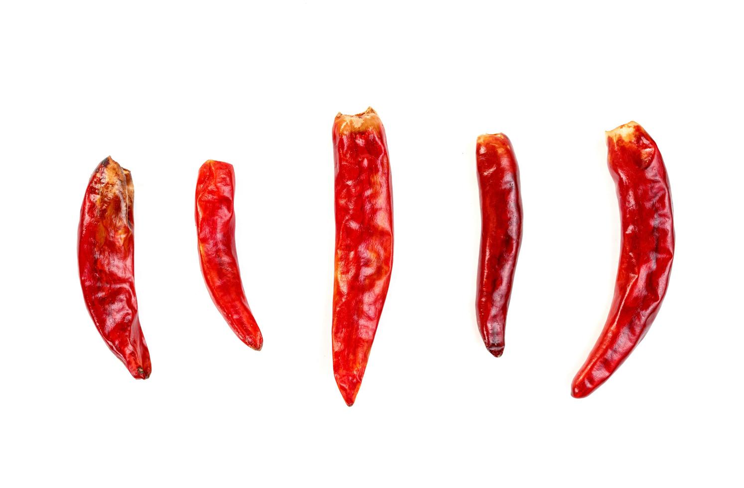 röd mald paprika eller torr chilipeppar isolerad på vit bakgrund foto