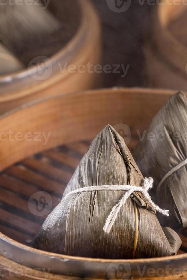 ris dumpling, zongzi - kinesisk ris dumpling zongzi på svart tegel bakgrund skiffer bord, begreppet drakbåt festival traditionell mat, närbild. foto