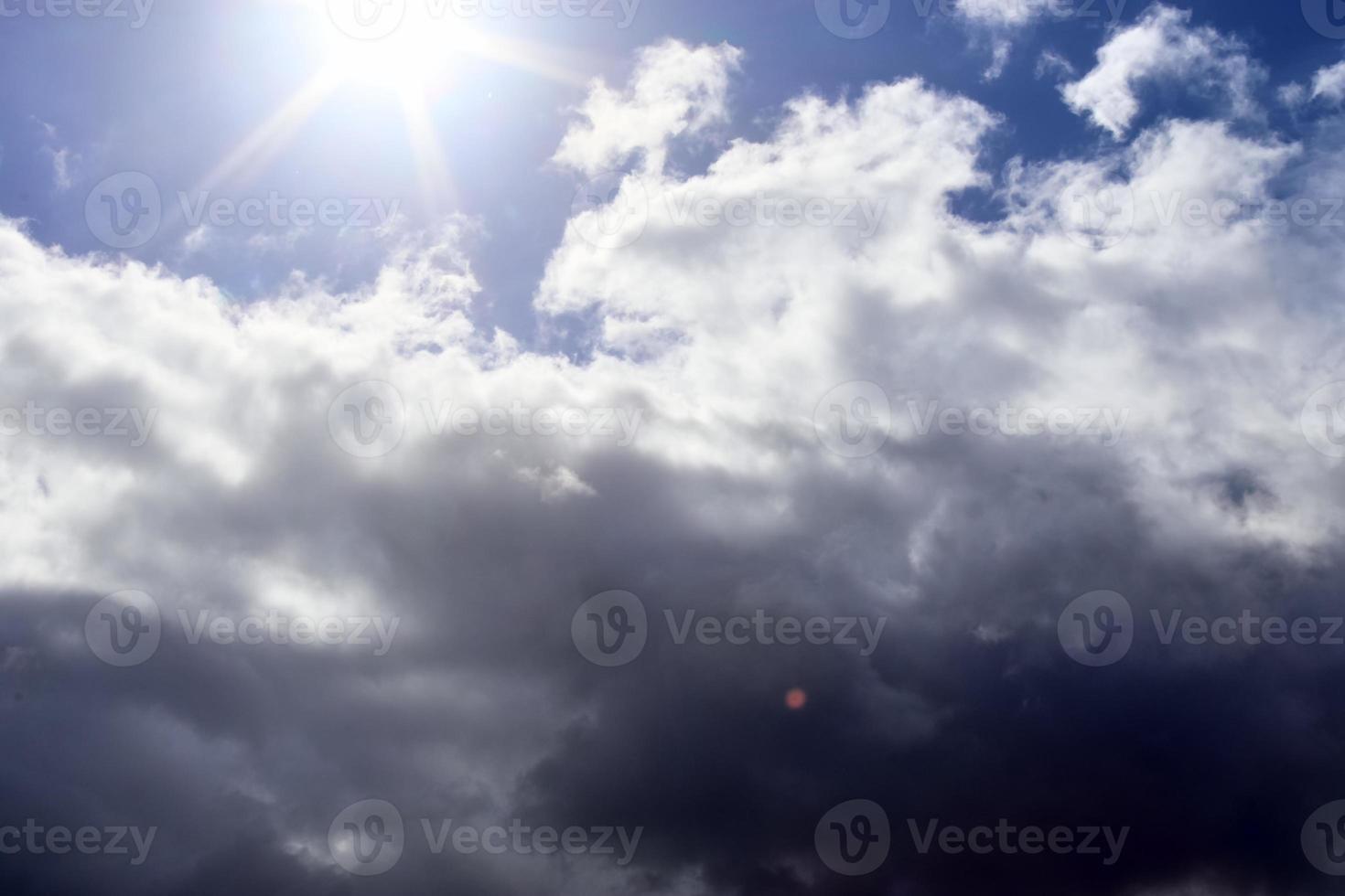 fantastiska mörka molnformationer precis innan ett åskväder foto