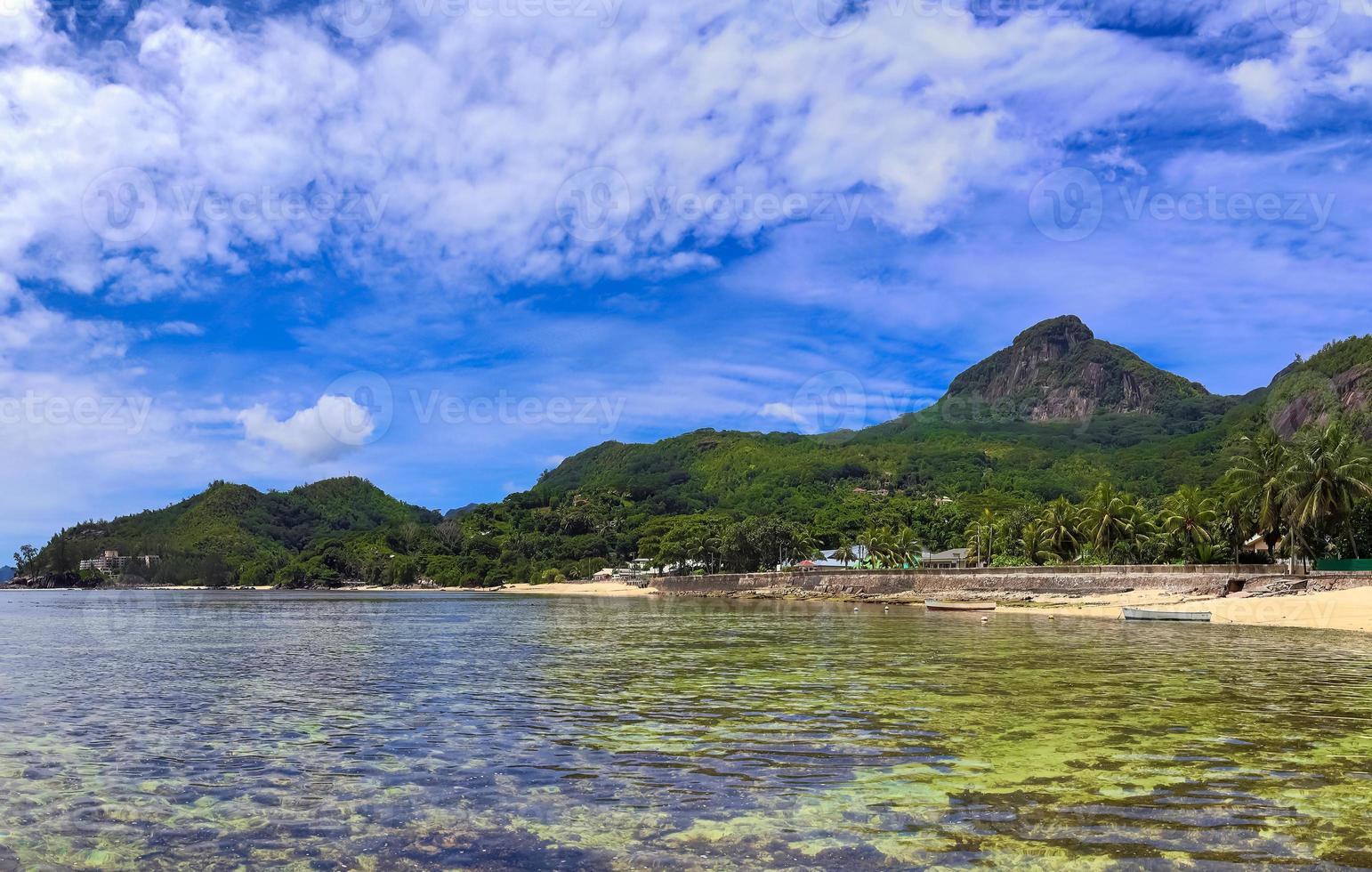 fantastisk högupplöst strandpanorama taget på paradisöarna Seychellerna foto