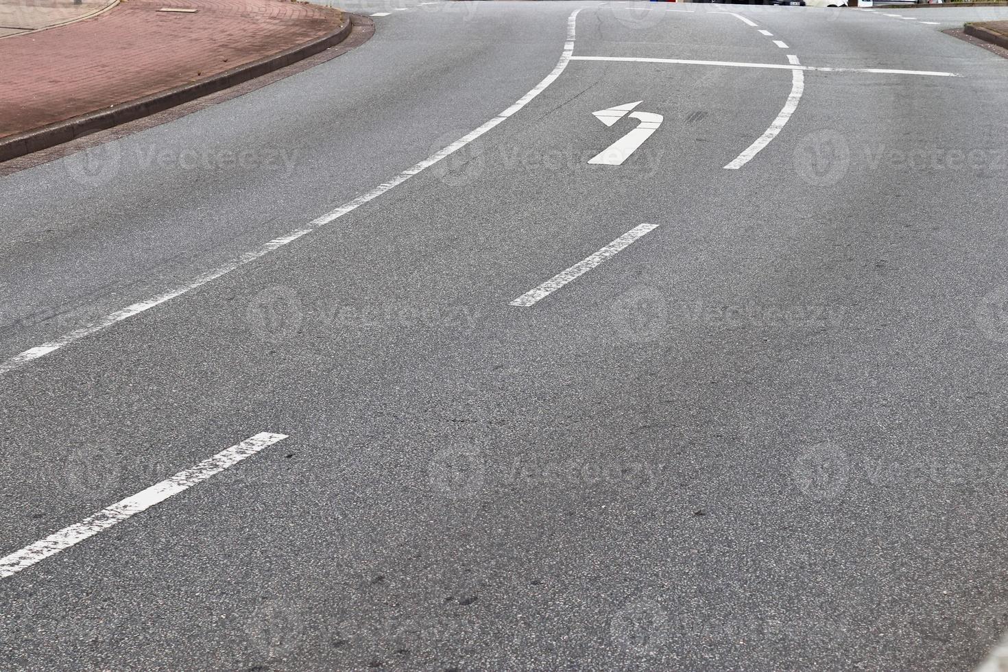 olika skyltar och markeringar målade på asfalten av gator och vägar. foto
