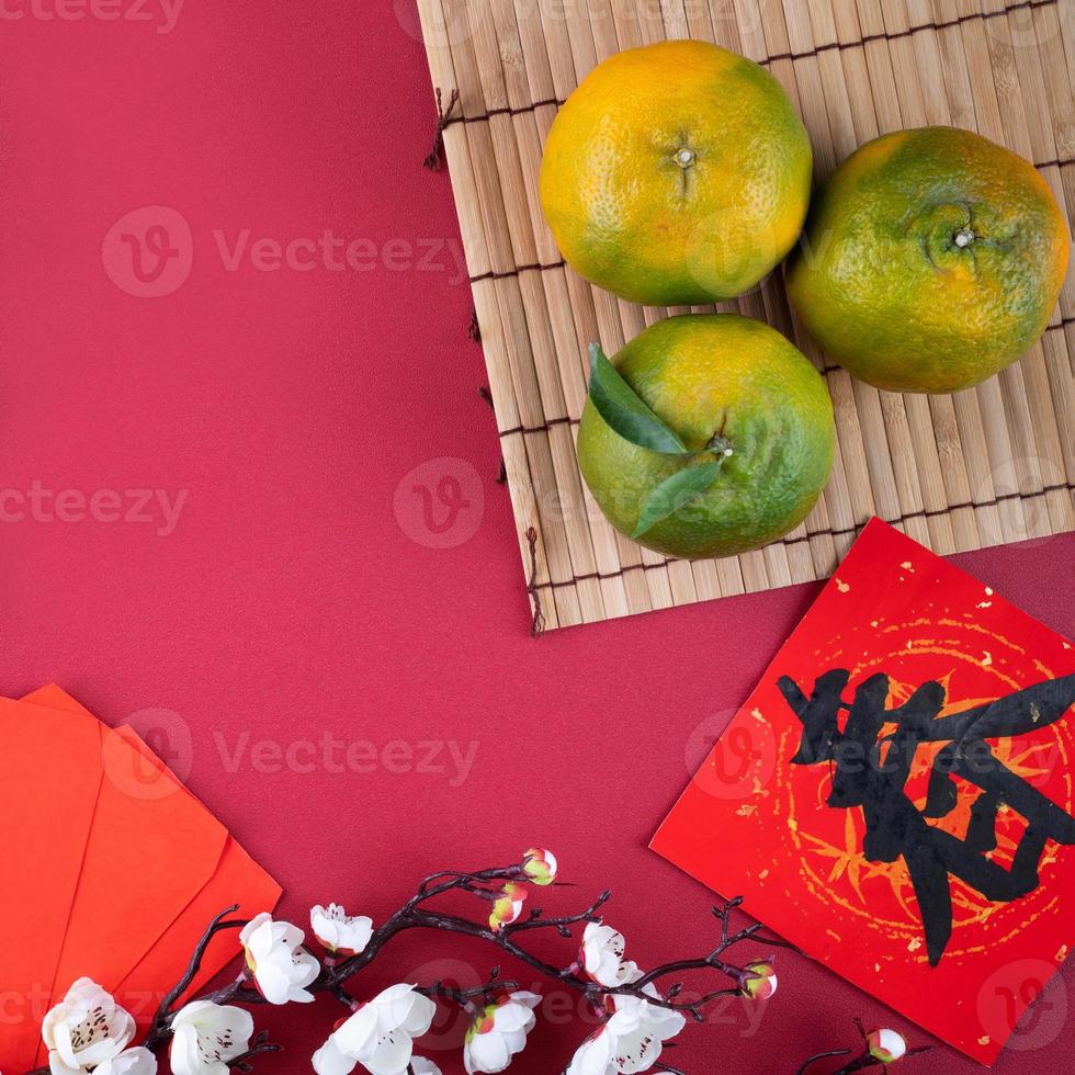 ovanifrån av färsk mandarin mandarin orange på röd bakgrund för kinesiska nyåret. foto