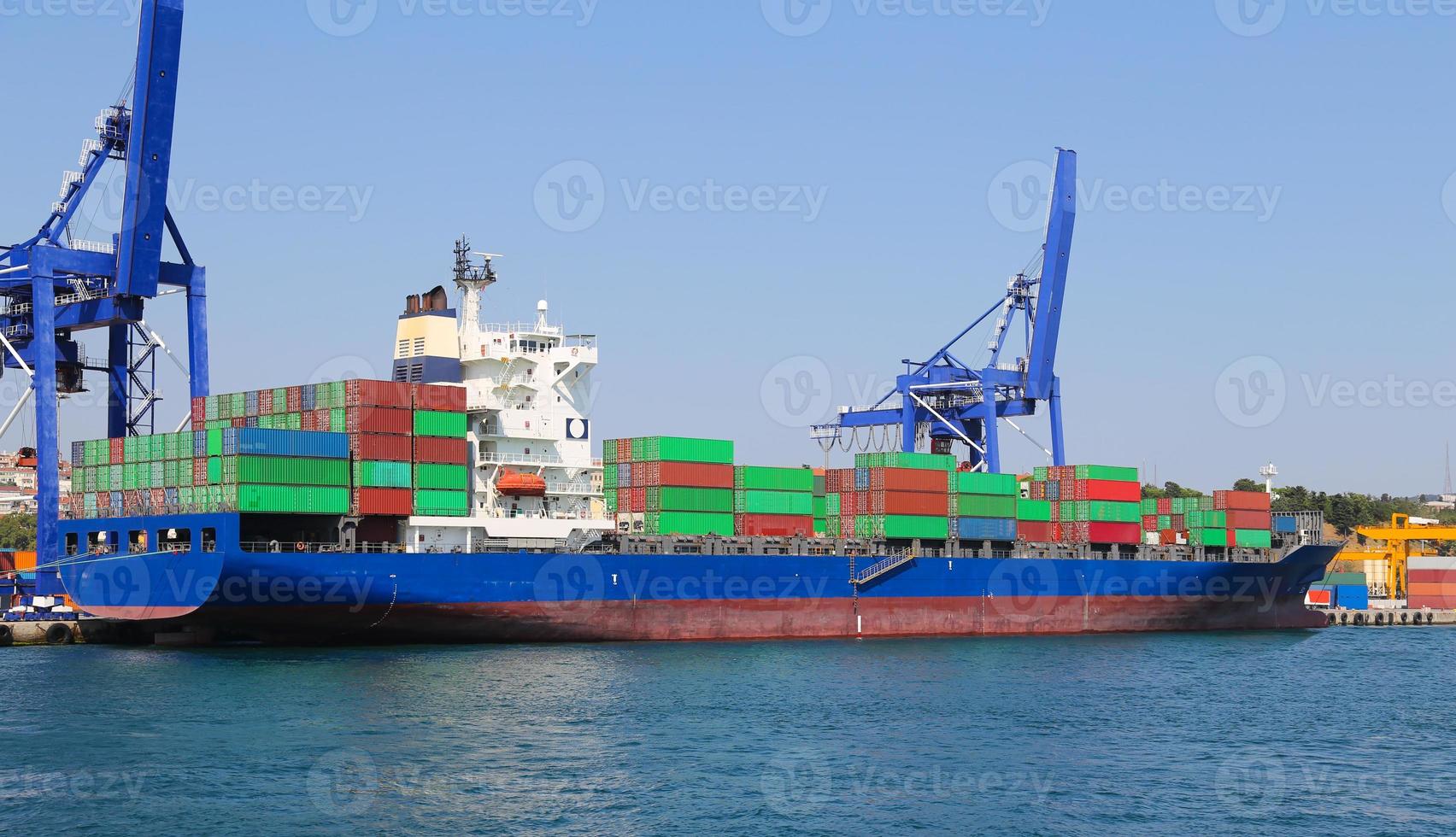 containerfartyg lastas i en hamn foto