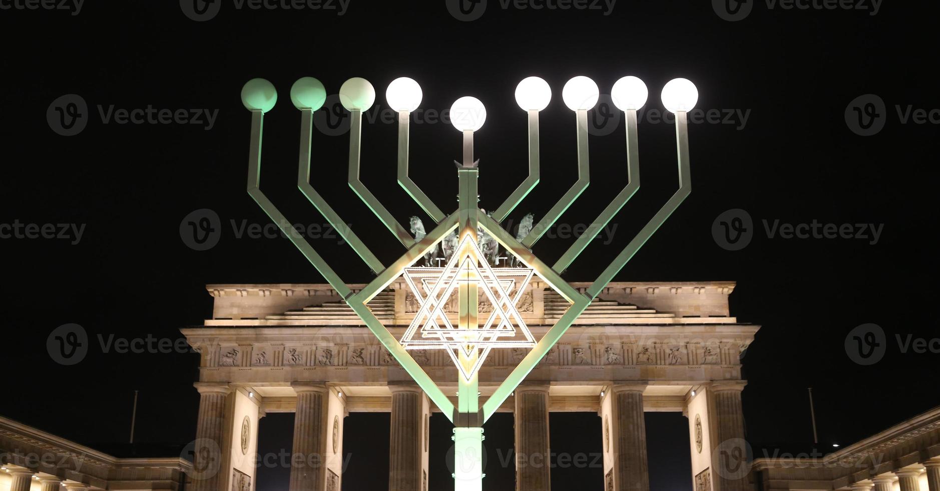 menorah under hanukkah i pariser platz, berlin, tyskland foto