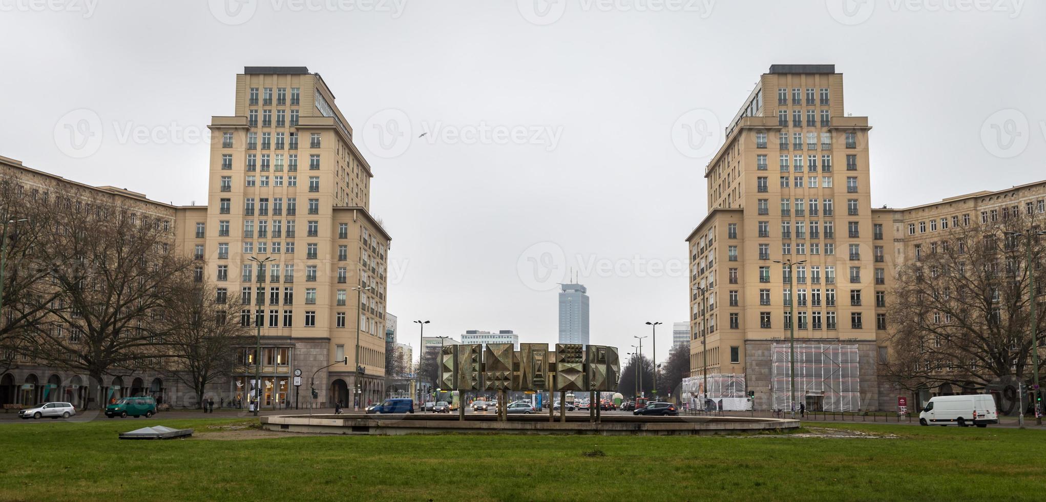 buldings i Strausberger platz, berlin, tyskland foto