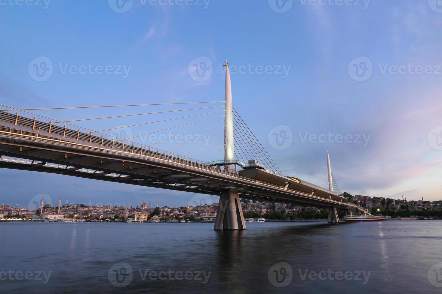 gyllene horn tunnelbanebro i istanbul, Turkiet foto