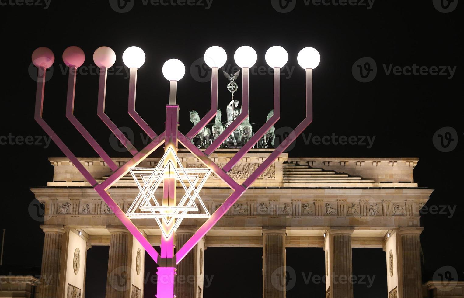 menorah under hanukkah i pariser platz, berlin, tyskland foto