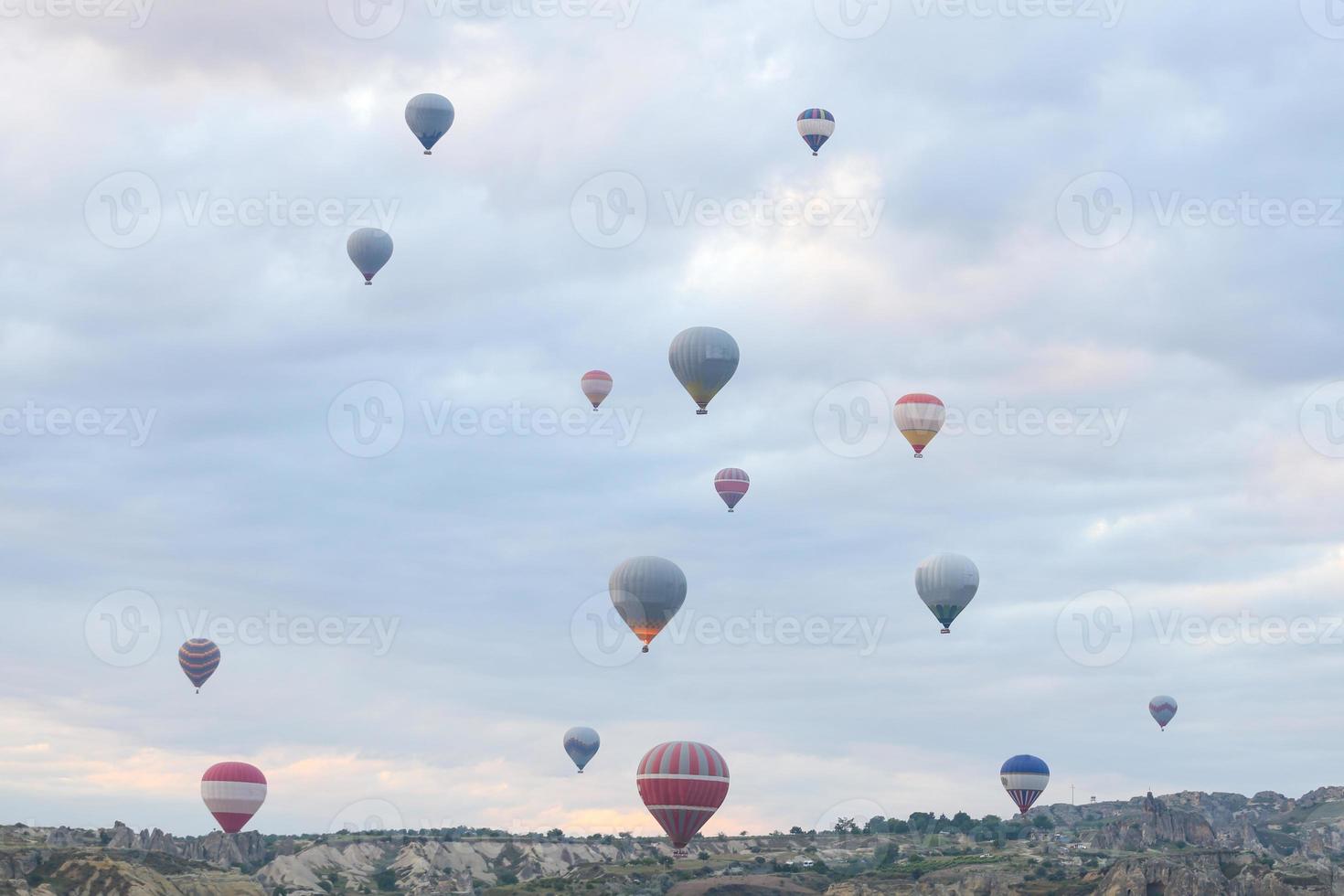 varmluftsballonger i Kappadokiens dalar foto