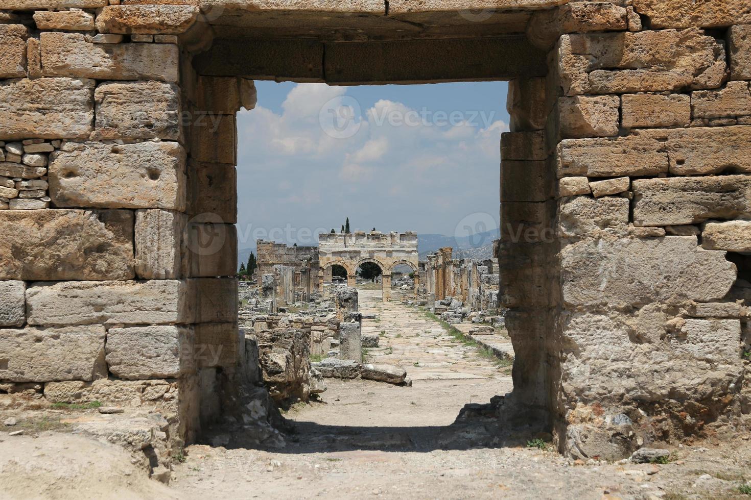 frontinus street i hierapolis antika stad, Turkiet foto