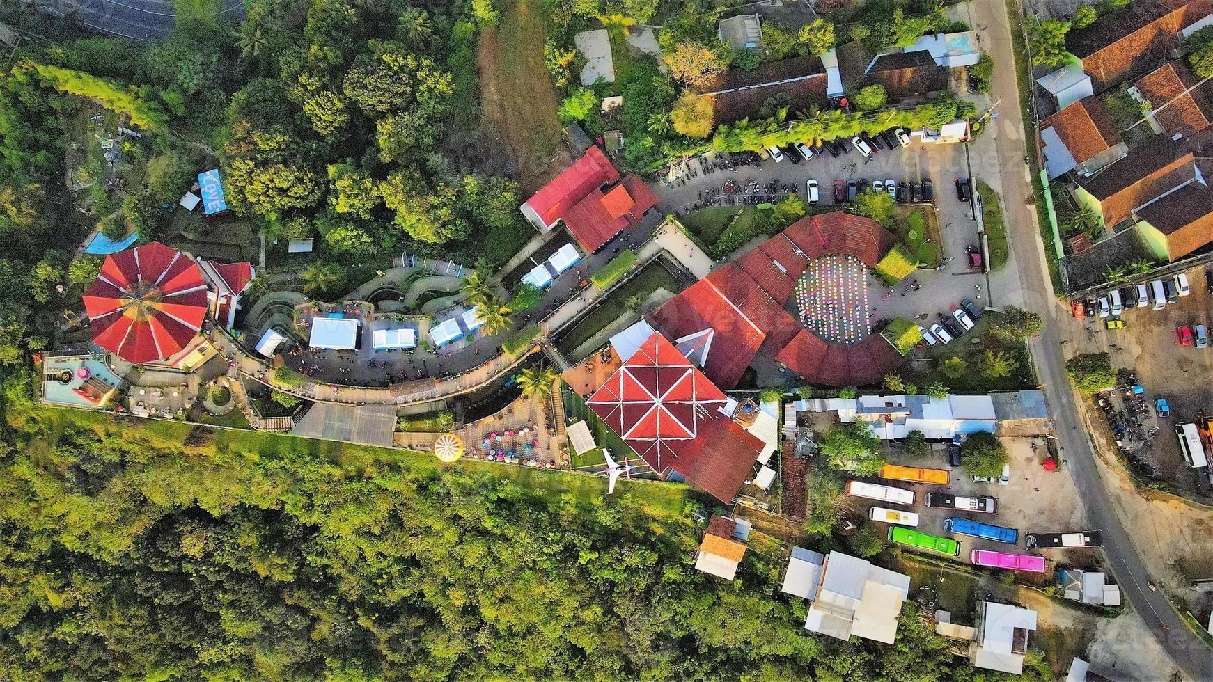 vacker flygvy, turismkulle på pandansari-stranden, yogyakarta-indonesien. foto