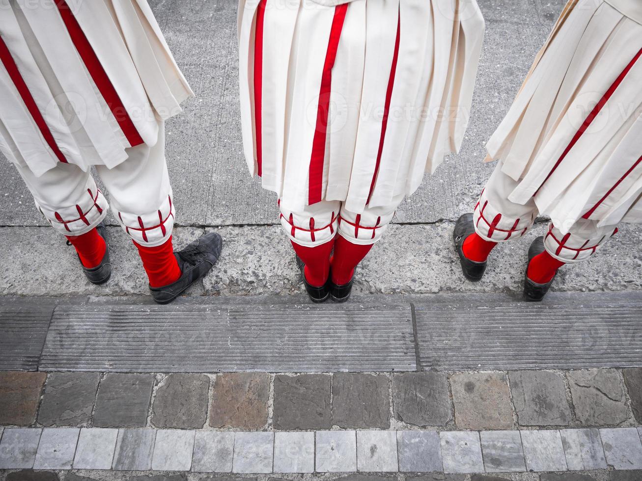 fötter av några deltagare i kostym under den traditionella ommegang-ceremonin framför sablonfruns kyrka i Bryssel, Belgien. foto