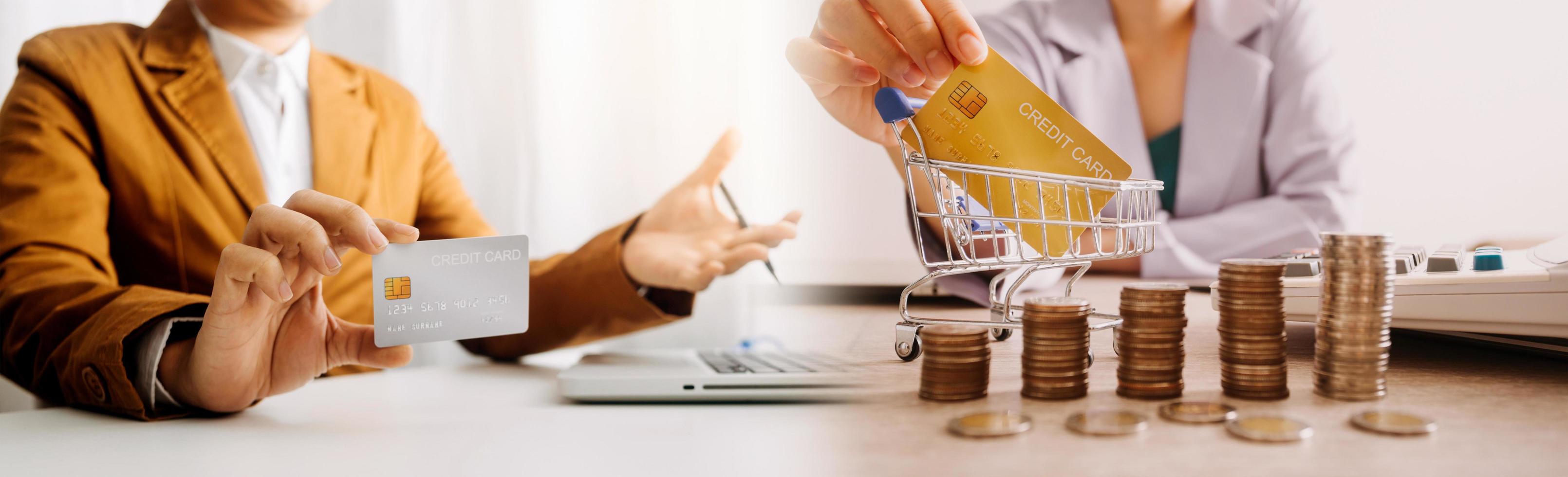 affärsman som använder kreditkort och kalkylator för att handla online, selektivt fokus. foto