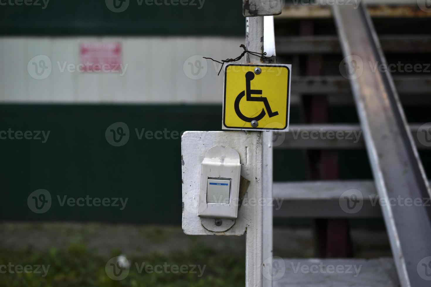 ett inkluderande förhållningssätt till byggnaden och handikappskylten. en uppmaning att ringa efter hjälp till funktionshindrade. foto