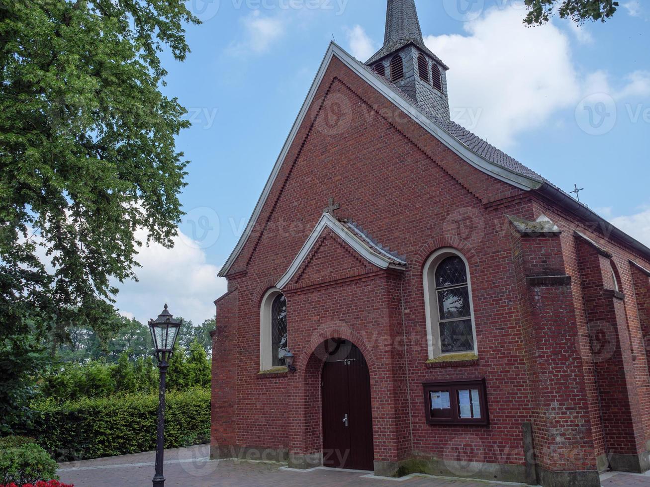 liten kyrka i Westfalen foto