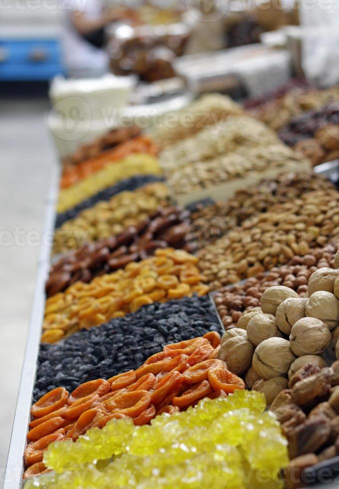 torkad frukt på den berömda gröna basaren i almaty, kazakstan foto