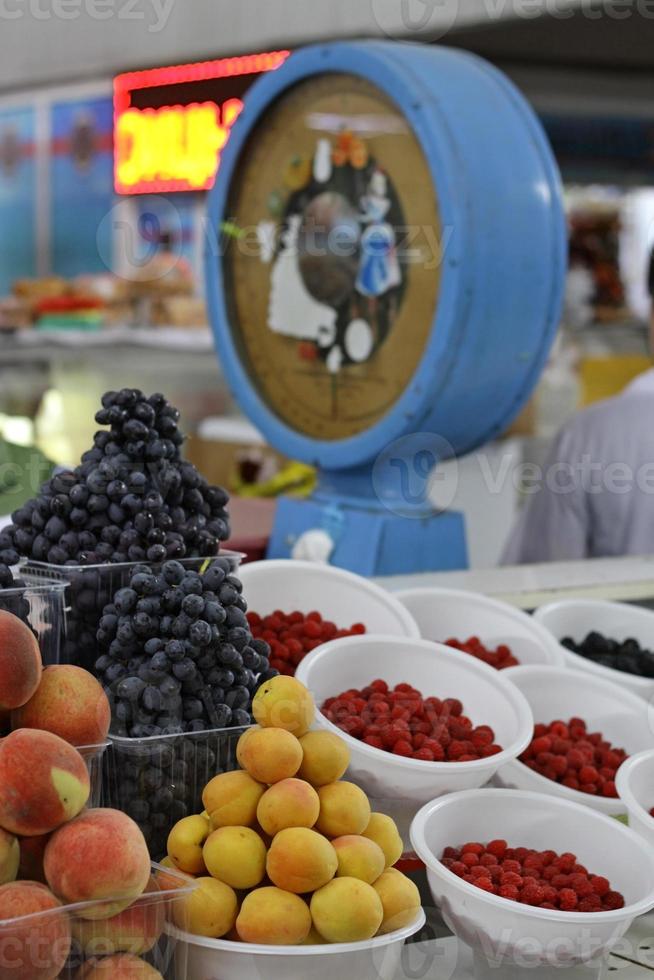 fruktdelen av den berömda gröna basaren i Alamty, Kazakstan foto