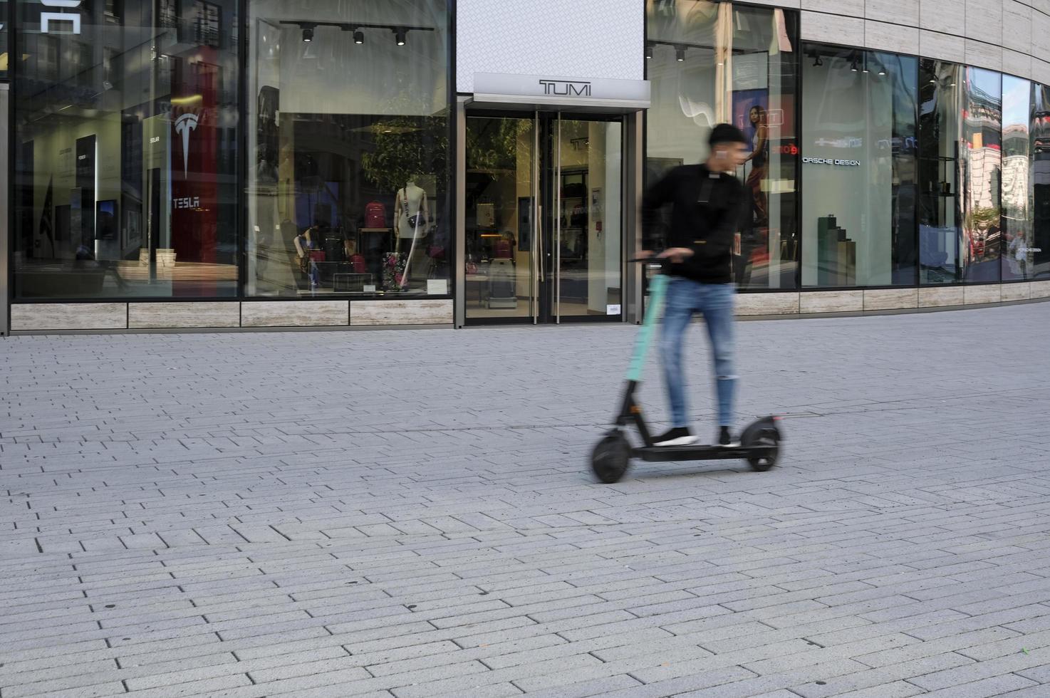 Düsseldorf, Tyskland - 24 juli 2019 - e-mobilitet i Tyskland. invånare i Düsseldorf provar elektriska skotrar. foto