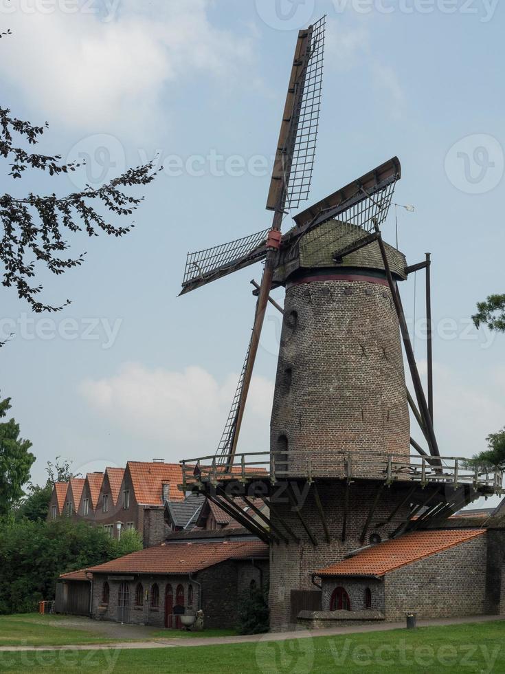 xanten stad och floden rhen foto