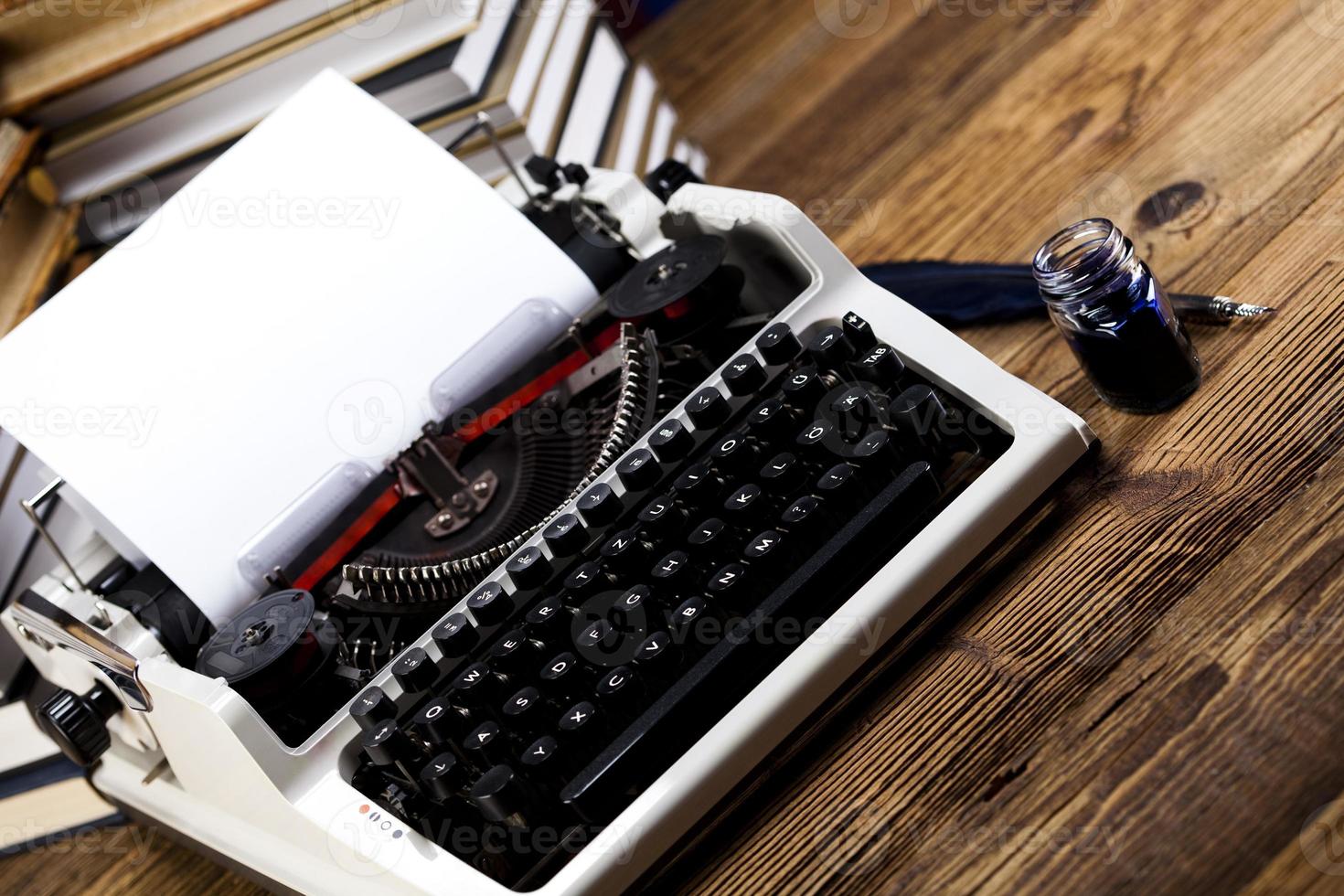 retro skrivmaskin med vitt papper foto