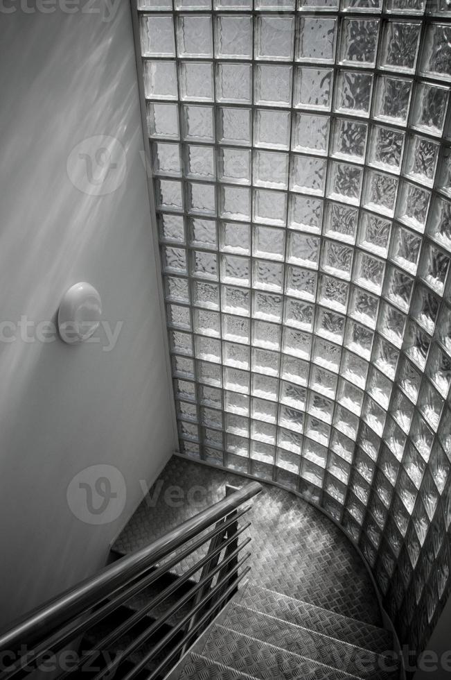 trappuppgång modernt stål med frostat glas foto