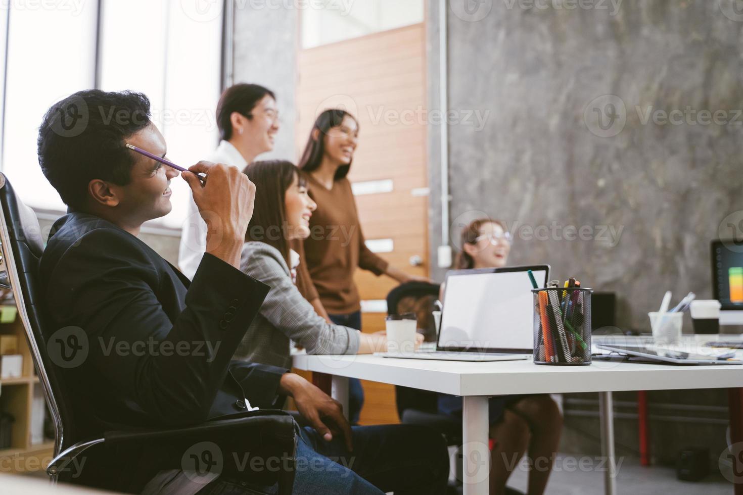 grupp av asiatiska affärsmän teammöte i moderna kontor arbetar design planering och idéer koncept foto