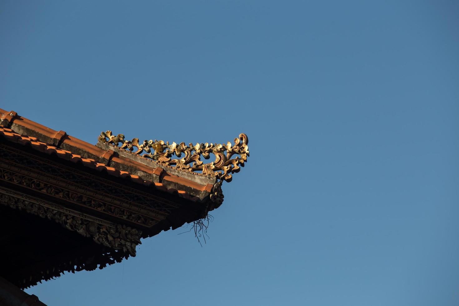 historisk snidning vid pura ulun danu bratan vattentemplet bali, indonesien foto