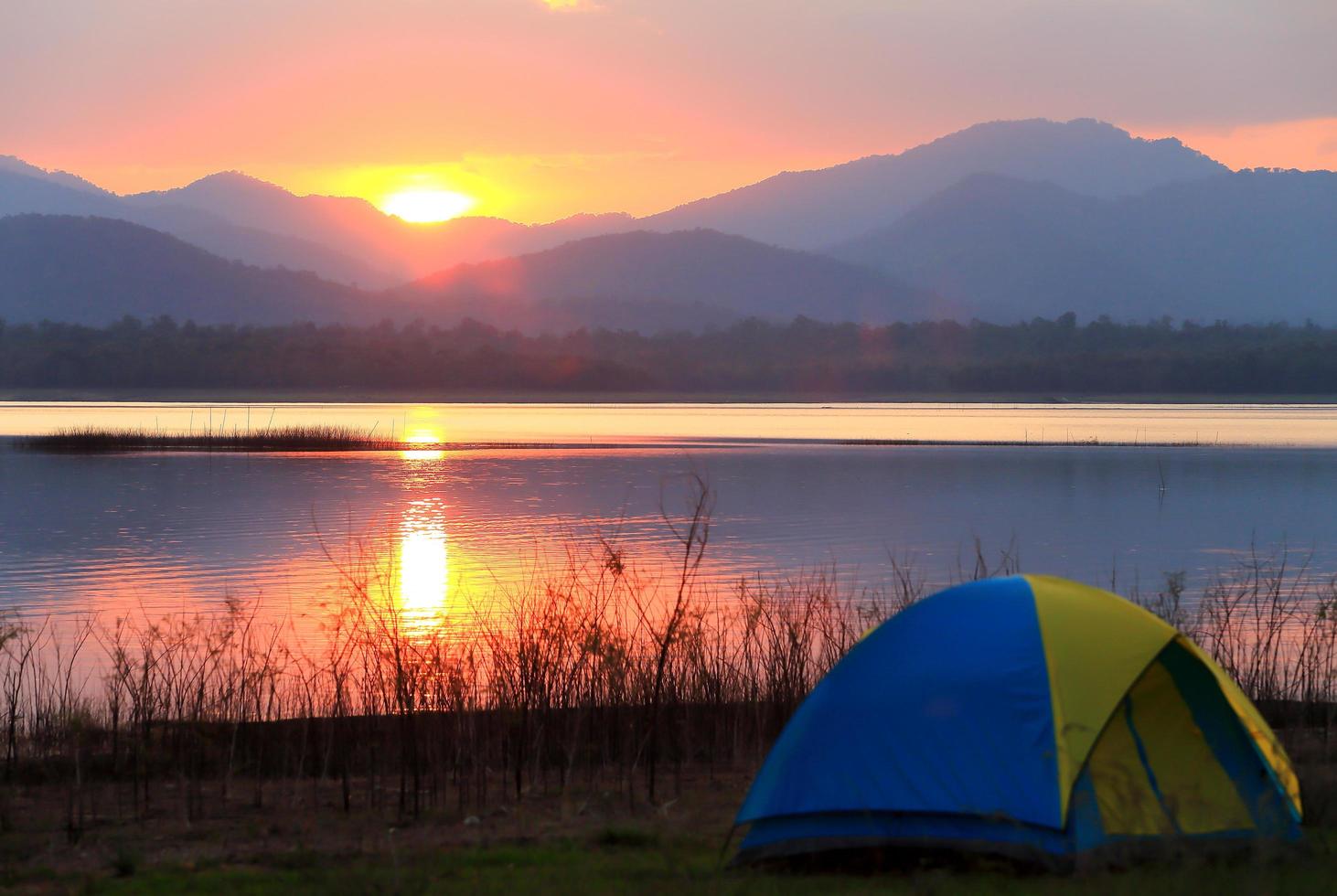 campingplats bredvid sjön, nationalparken, thailand foto