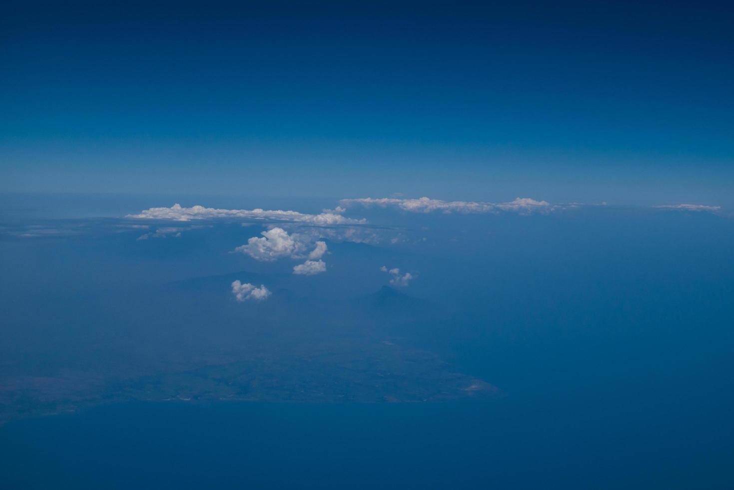 blå himmel och moln på planet foto