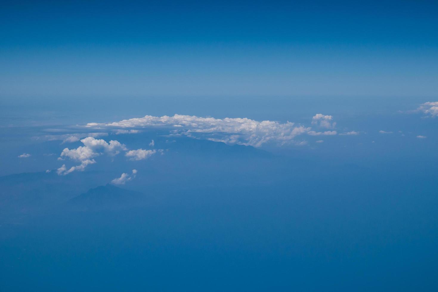 blå himmel och moln på planet foto