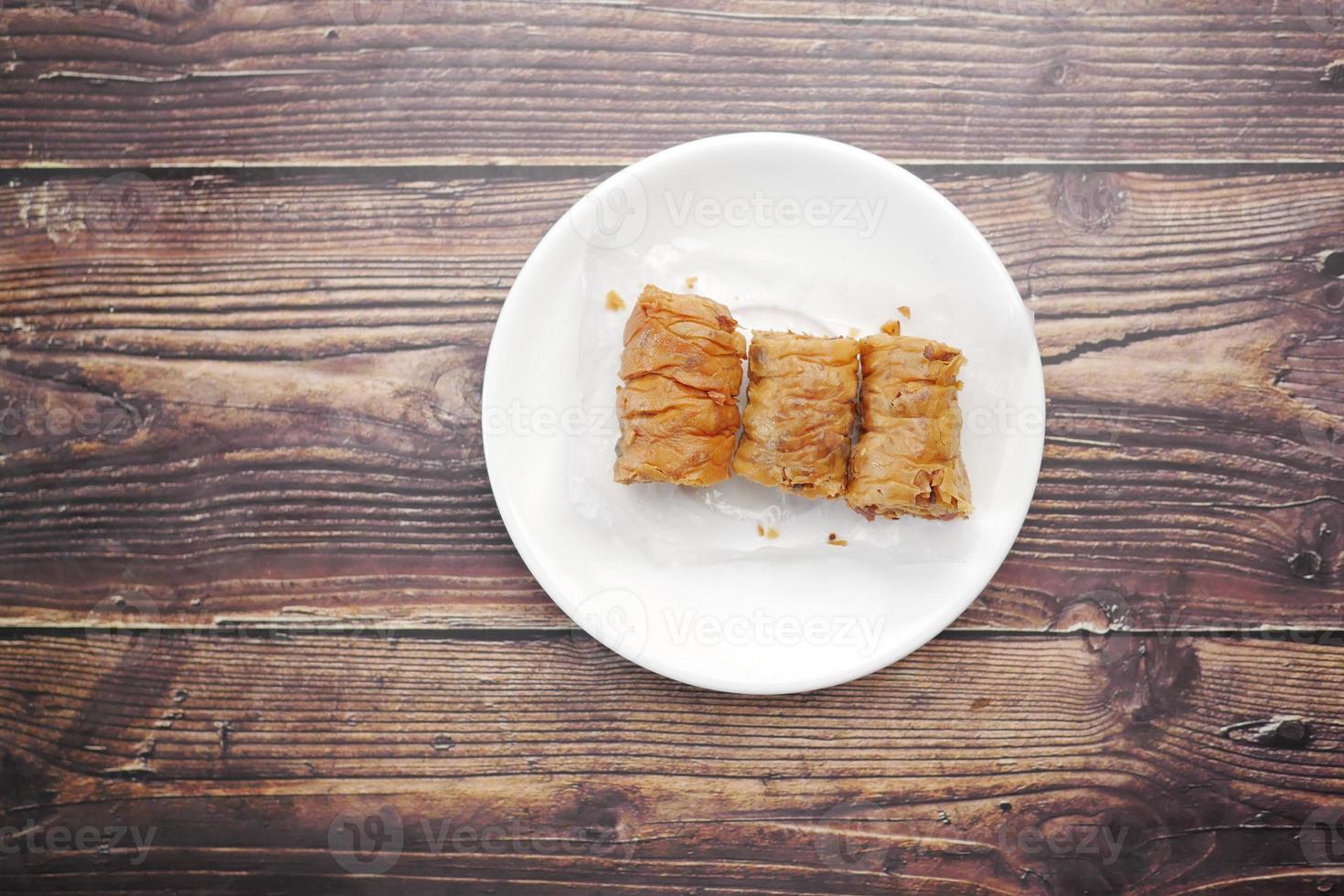 ovanifrån av arabisk dessert baklava på en tallrik foto