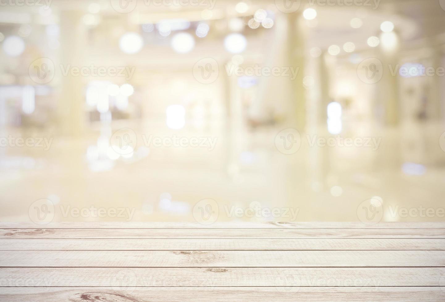 tom träskiva bordsskiva på oskärpa abstrakt av köpcentrum bakgrund, för montage produkt eller visning, mock up för visning av produkt foto