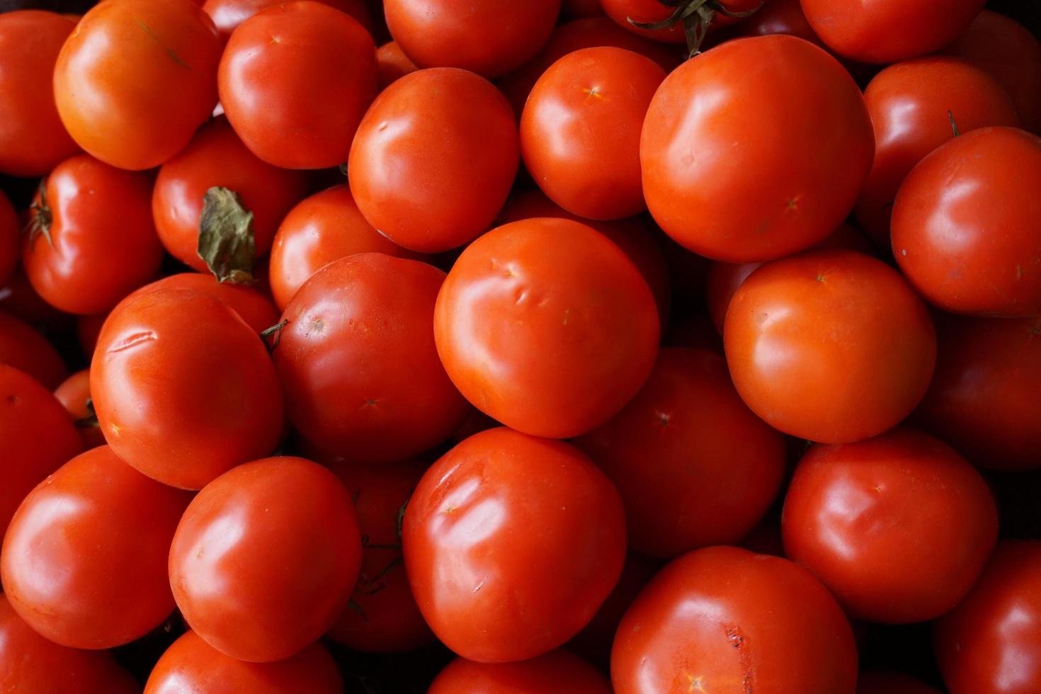 vackra röda tomater, vegetarisk bakgrund, naturlig, hälsosam ketchup foto