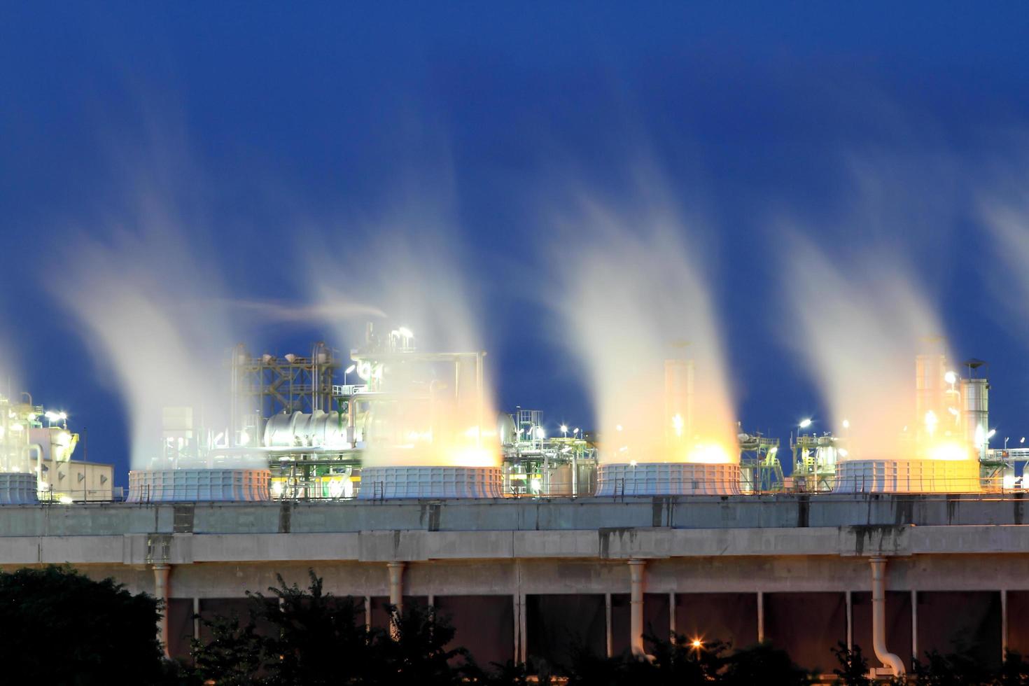 oljeraffinaderi vid skymningen karta ta phut industriområde rayong thailand foto