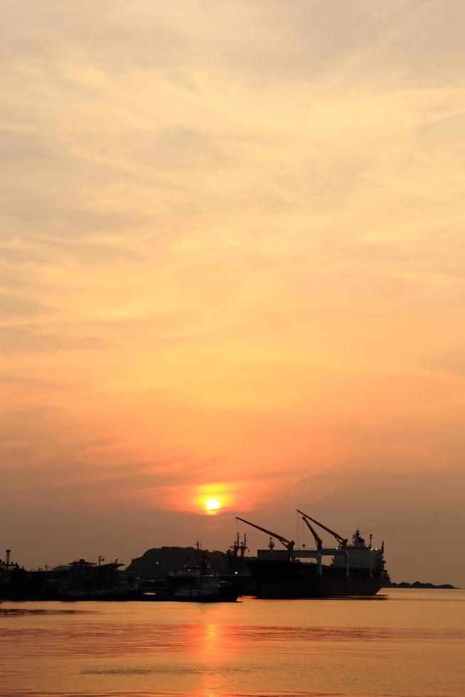 lastfartyg i hamnen vid solnedgången foto