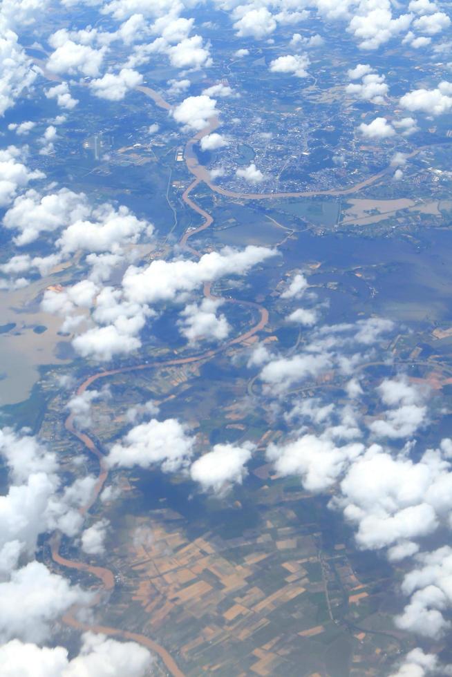 Flygfoto över fredlig jord täckt av moln foto