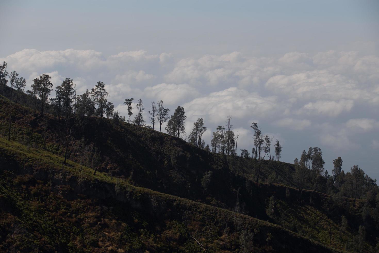 utsikt från den tropiska skogen med stigen till vulkanen kawah ijen, östra java, indoneisa foto