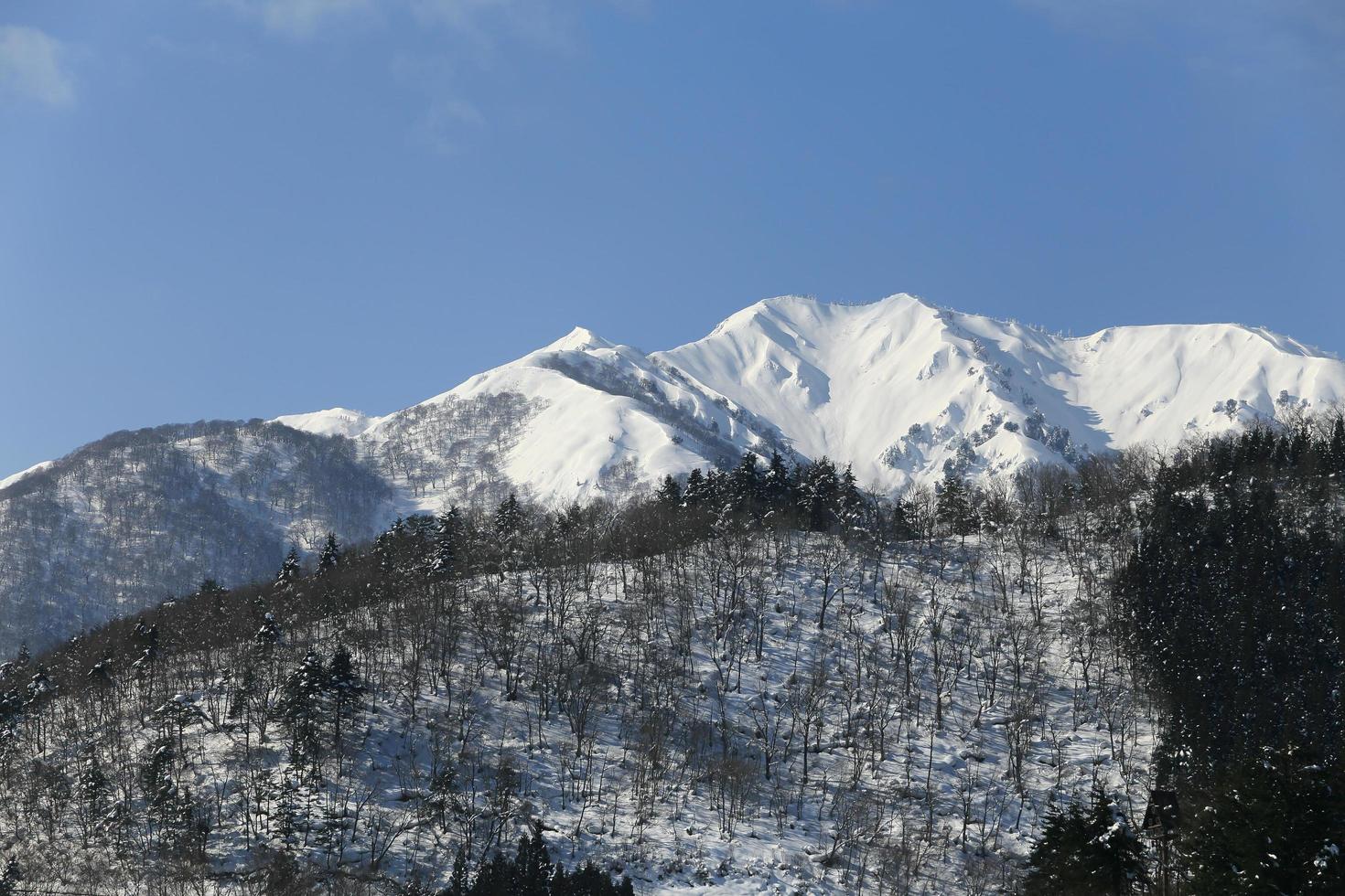 snötäckt berg i takayama japan foto