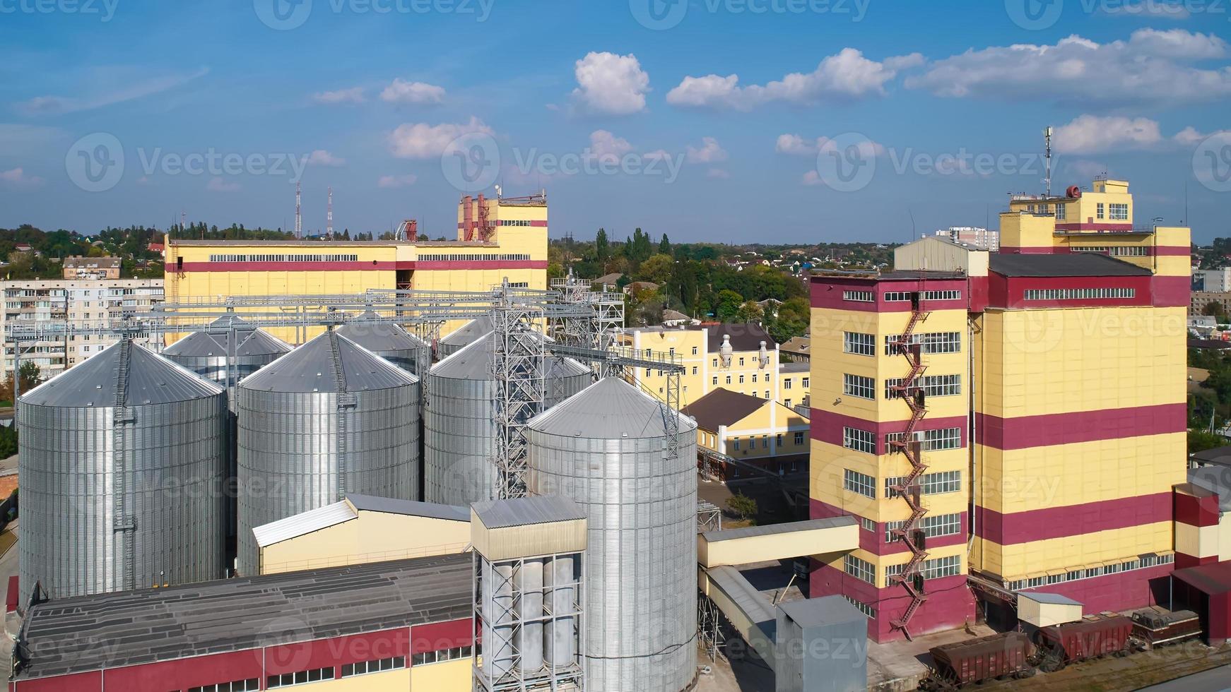 jordbrukssilo. lagring och torkning av spannmål, vete, majs, soja, mot den blå himlen med moln. foto