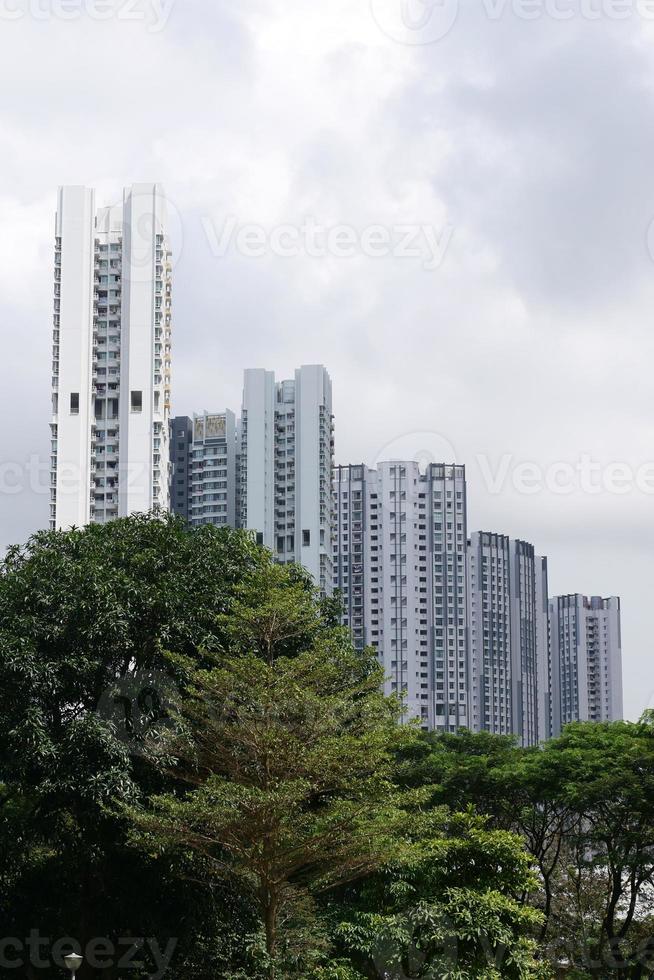 låg vinkel vy av singapore bostadshus foto