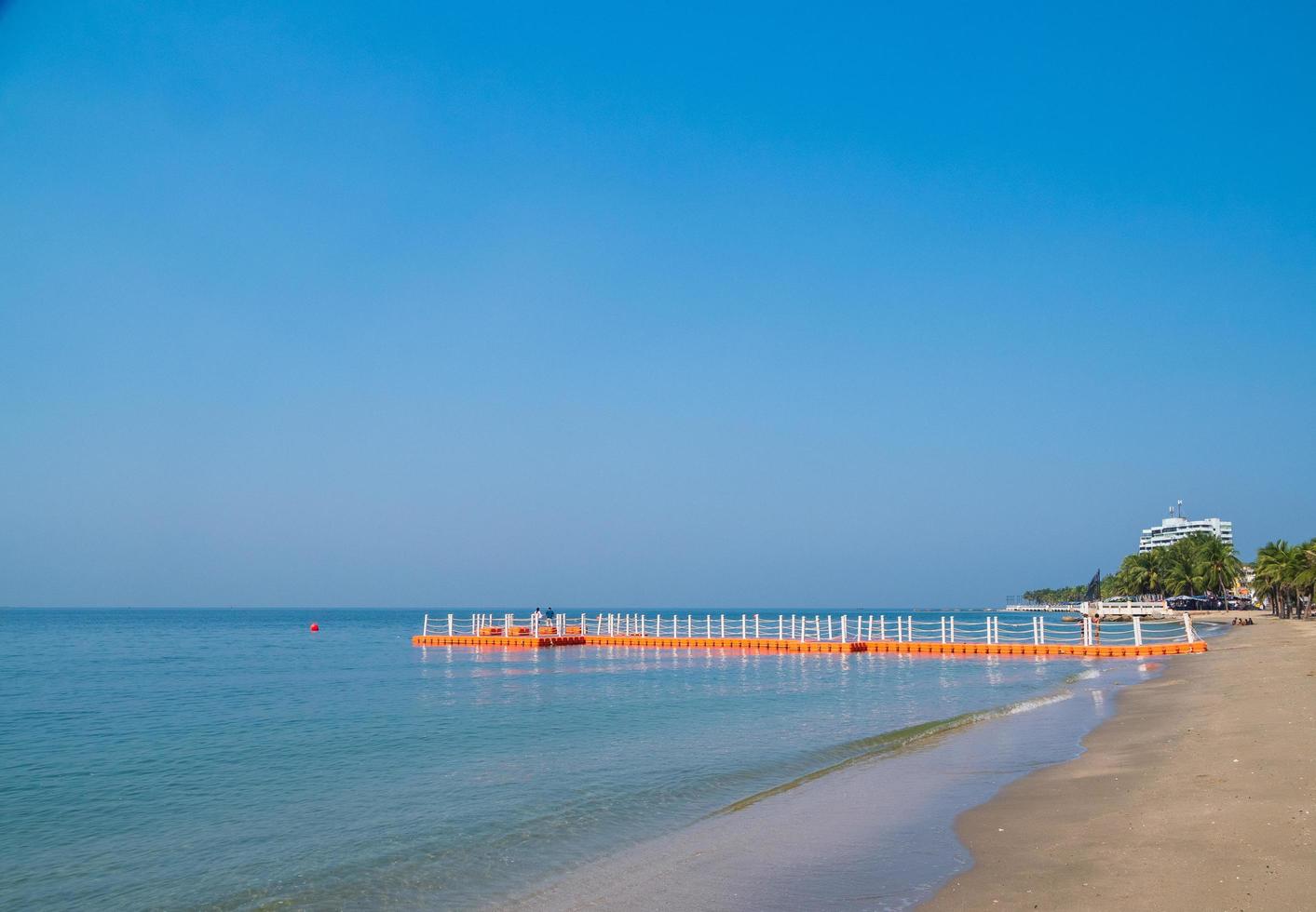 flytande bryggor längs stranden är plats för turister promenad. förtöjningsbåt plastponton som flyter i havsvatten. blå havsutsikt blå bakgrund se våg lugnt landskap synvinkel sommar natur tropisk foto