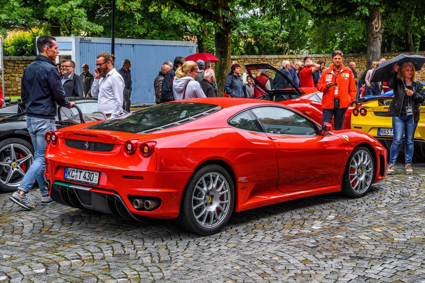 tyskland, fulda - jul 2019 röd ferrari f430 typ f131 coupe är en foto