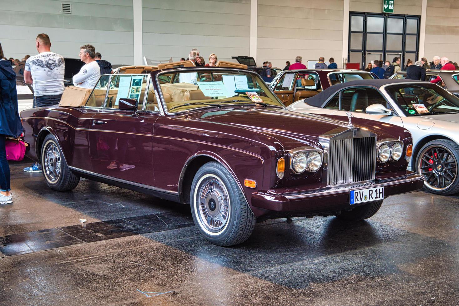 friedrichshafen - maj 2019 rödbrun rolls-royce corniche 2 ii 1986 cabrio på motorworld classics bodensee den 11 maj 2019 i friedrichshafen, Tyskland foto